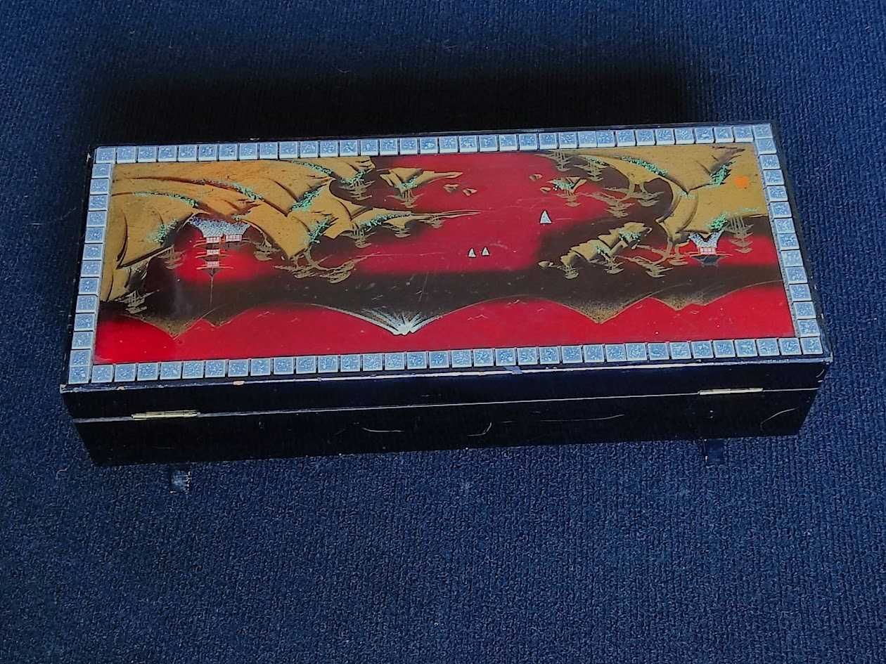 Caixa de música japonesa lacada séc. XX