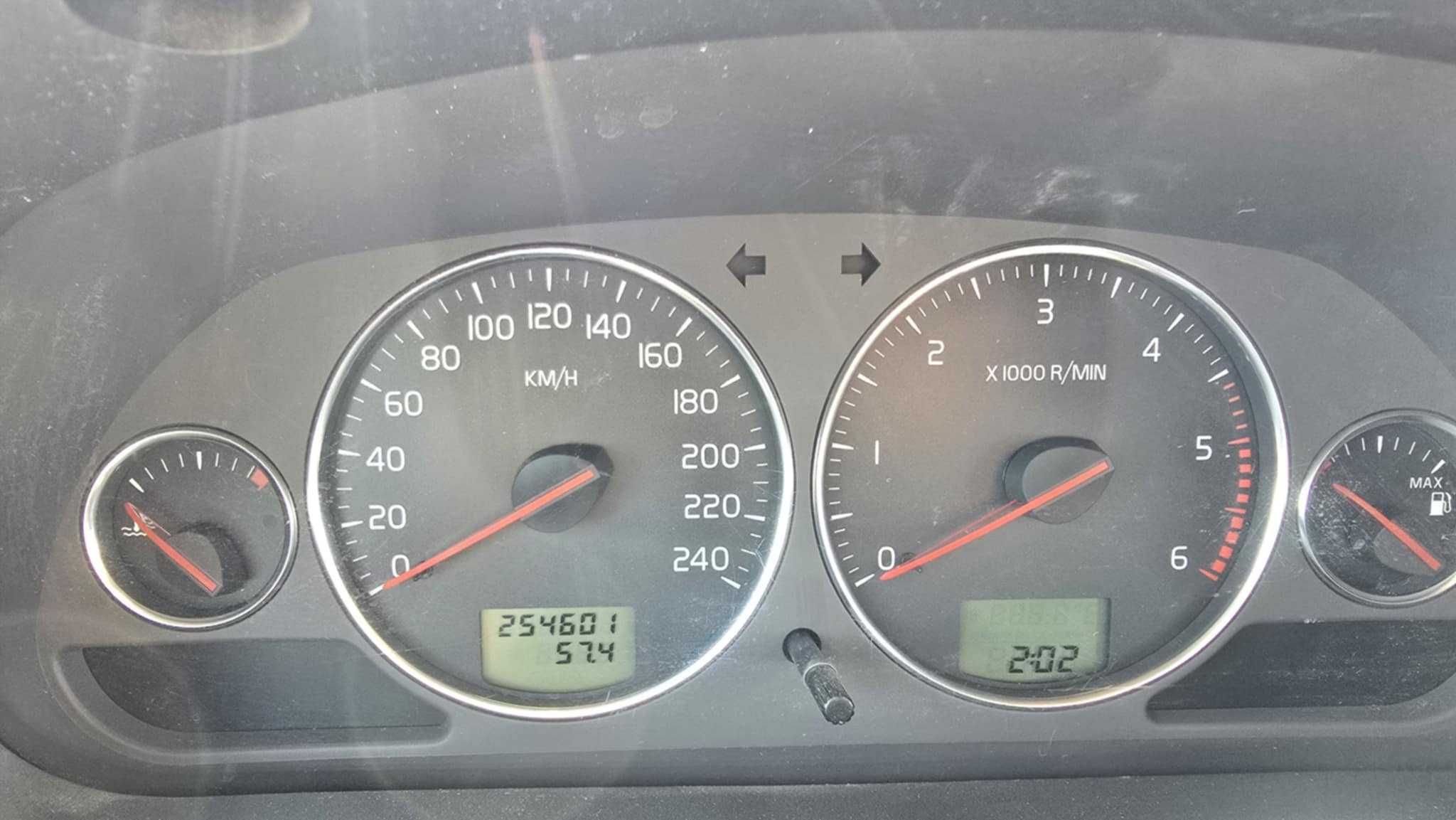 Szare Volvo V40 2004r.