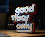 Letreiro “Good Vibes Only” – Decoração Vibrante e Positiva