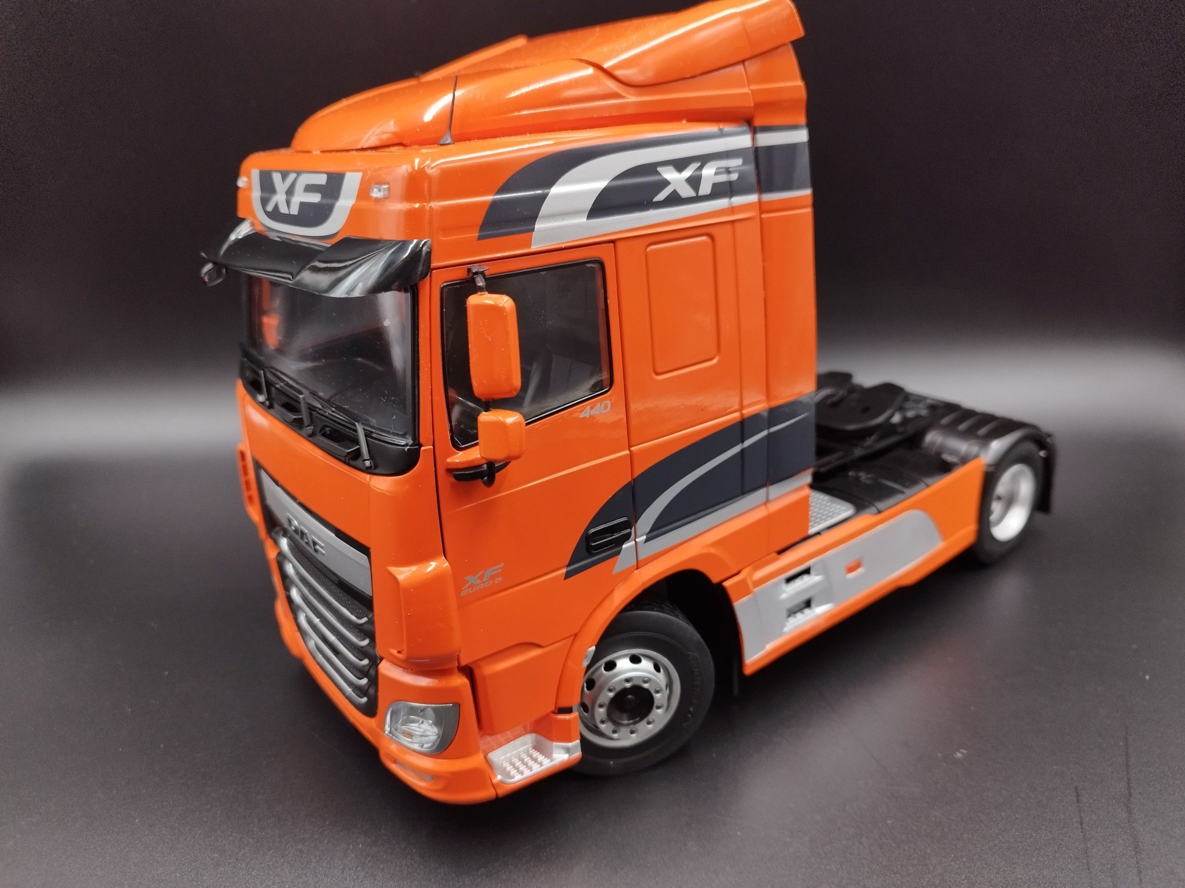 1:18 Premium ClassiXXs 2016 DAF XF Space Cab Orange model nowy