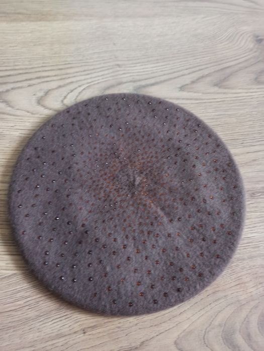 Brązowy beret damski nowy
