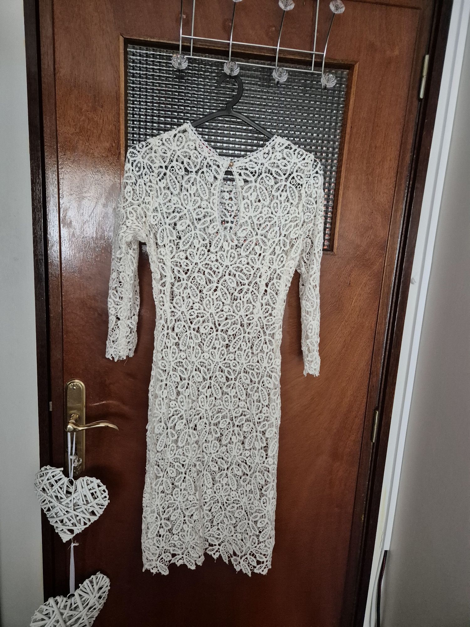 Vestido renda e camisa preta com brilho dourado.