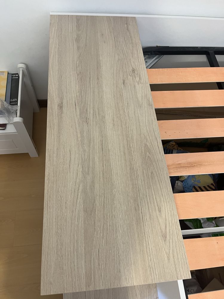 Cama escrivaninha com prateleiras