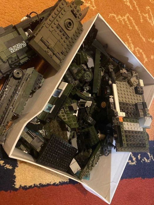 Коробки з лего деталями зеленого кольору