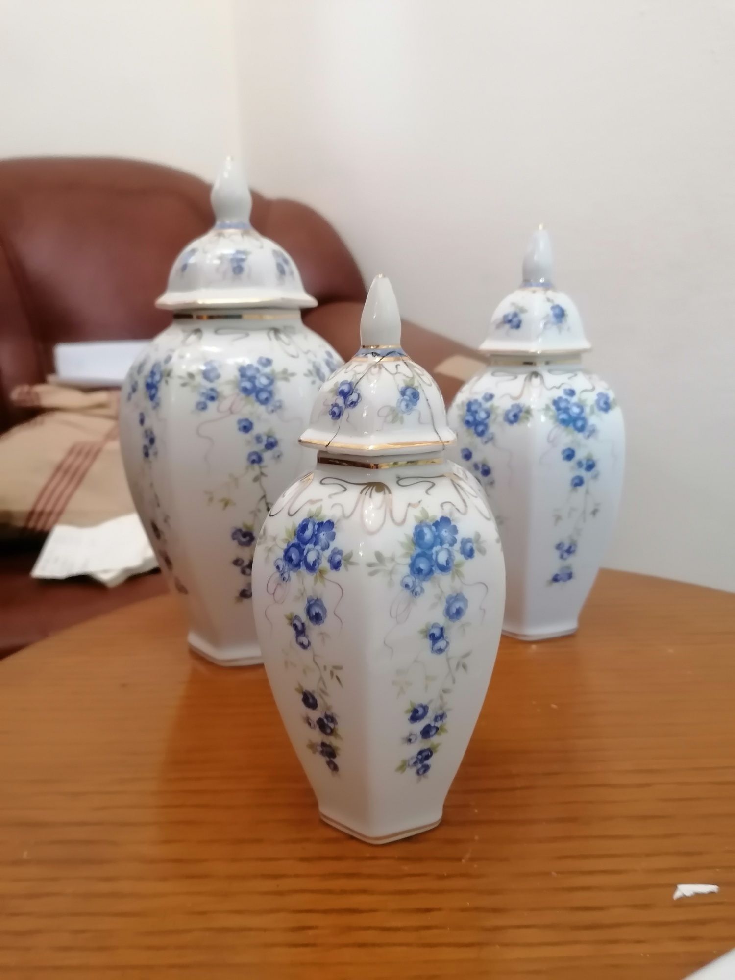 Jarrões de porcelana pintados à mão