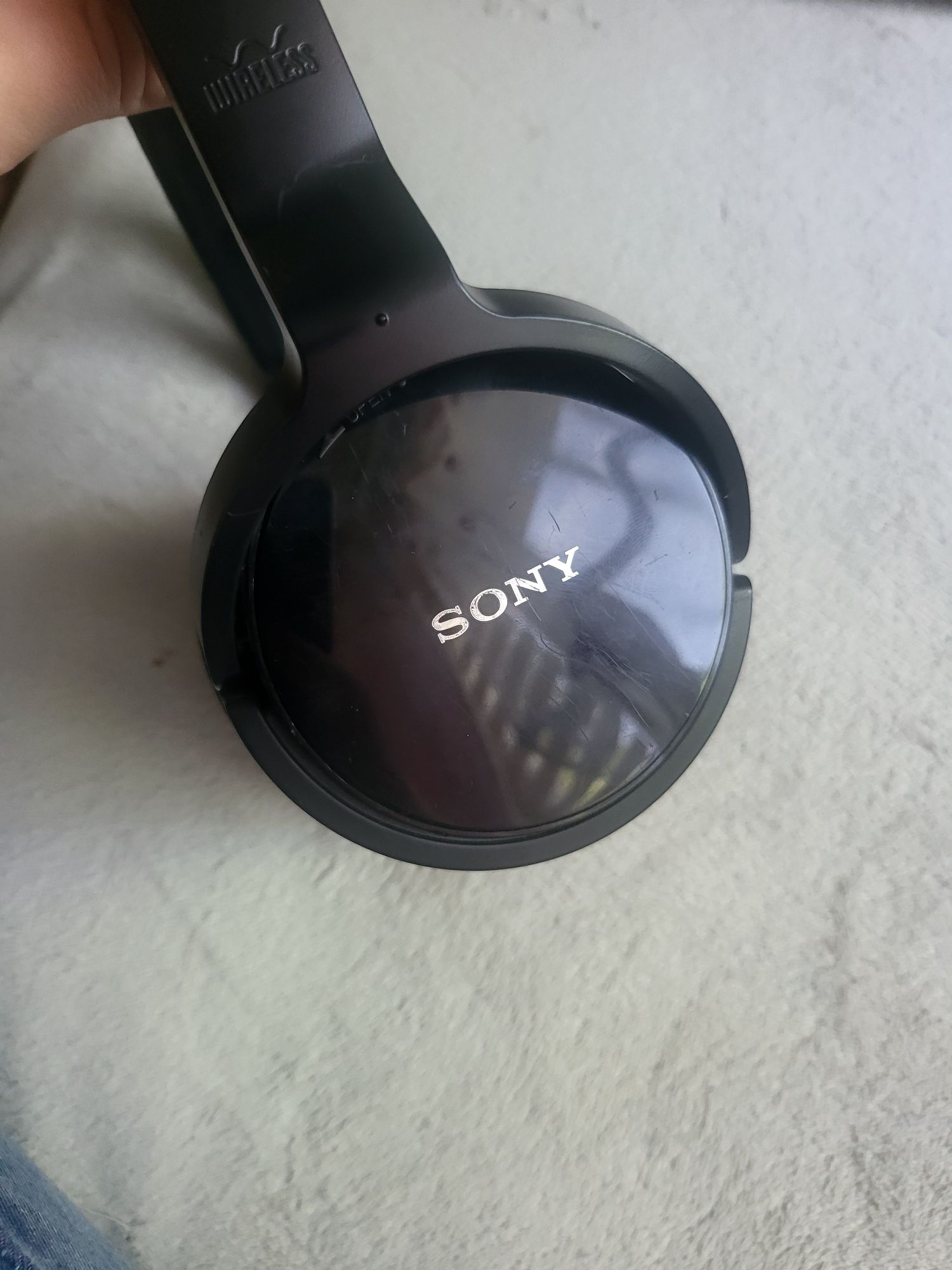 Słuchawki bezprzewodowe Sony TMR-RF810R ze stacją.