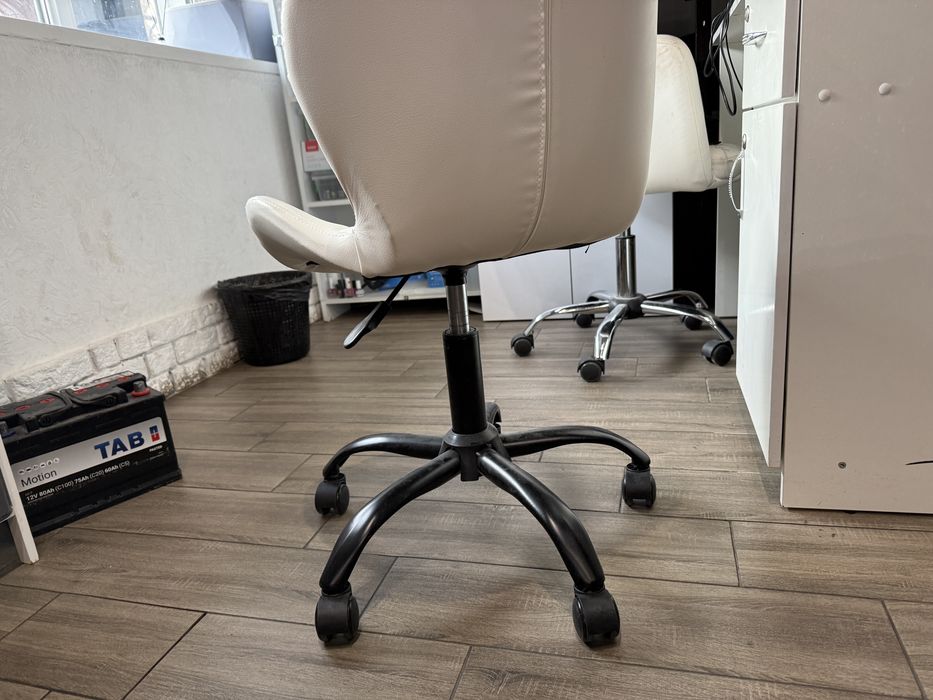 Крісло офісне на колесах