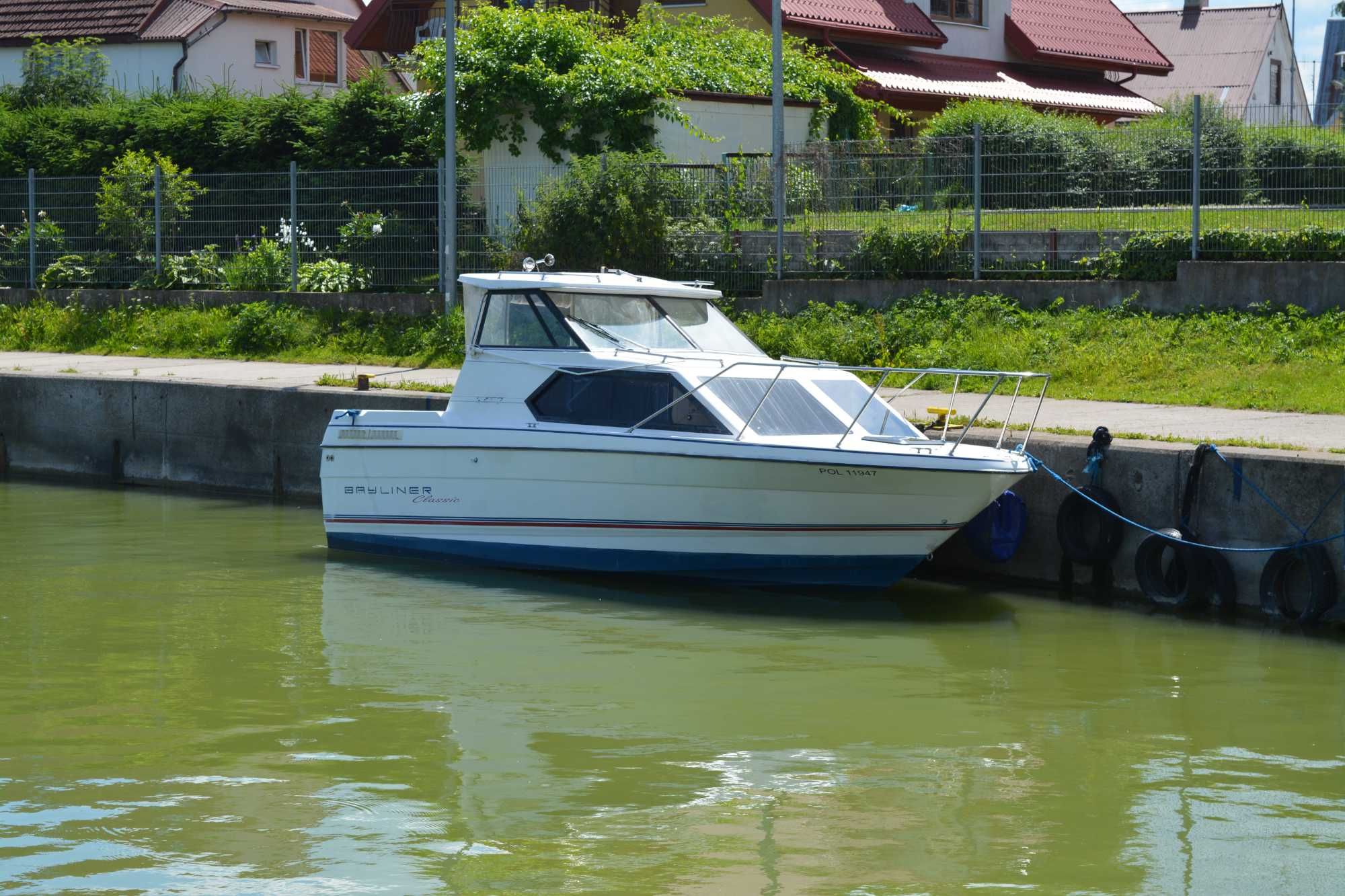 Bayliner 2452 – szybka i wygodna łódź kabinowa. Przyczepa GRATIS!