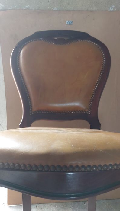 4 cadeiras em pele
