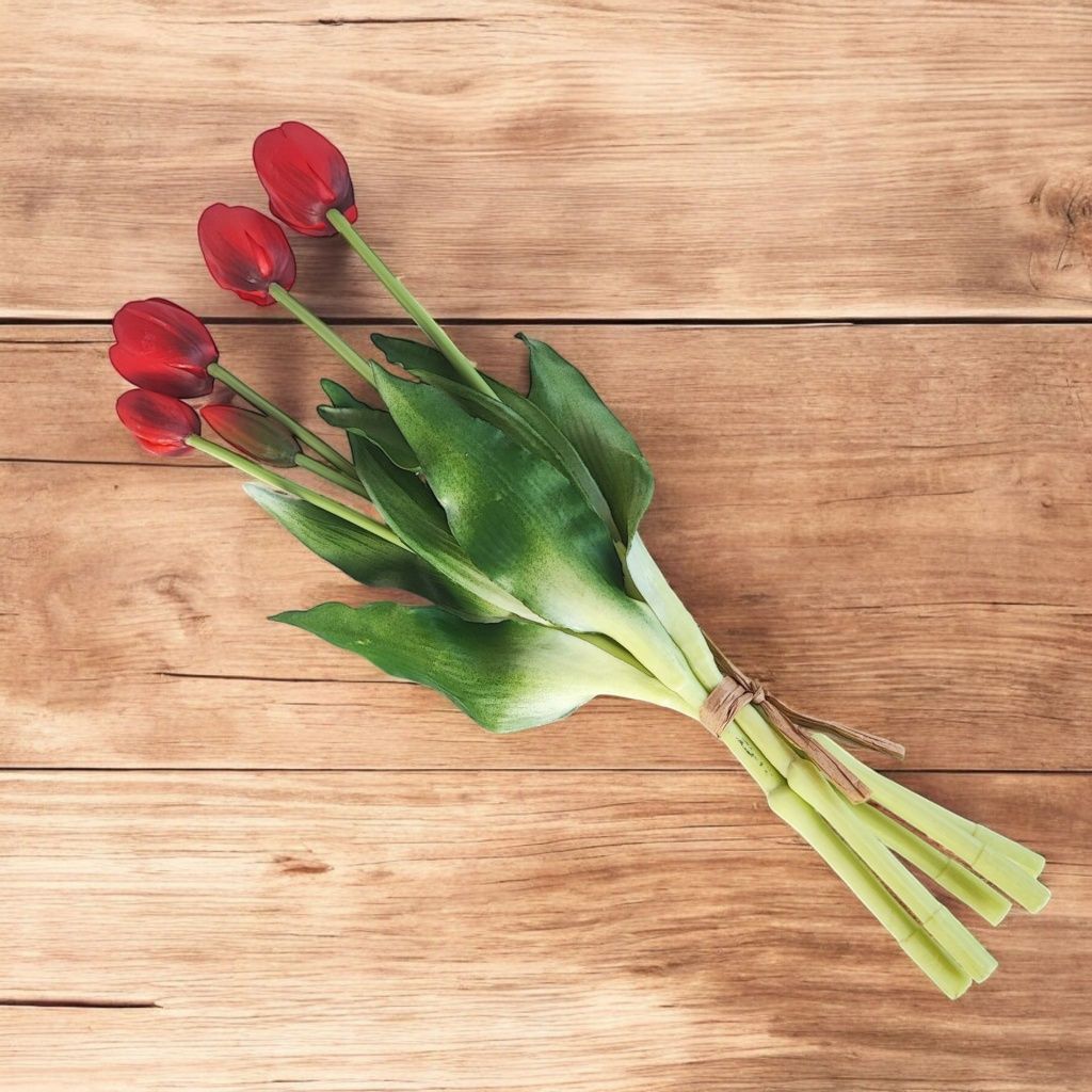 Bukiet 5 czerwonych tulipanów jak żywe.