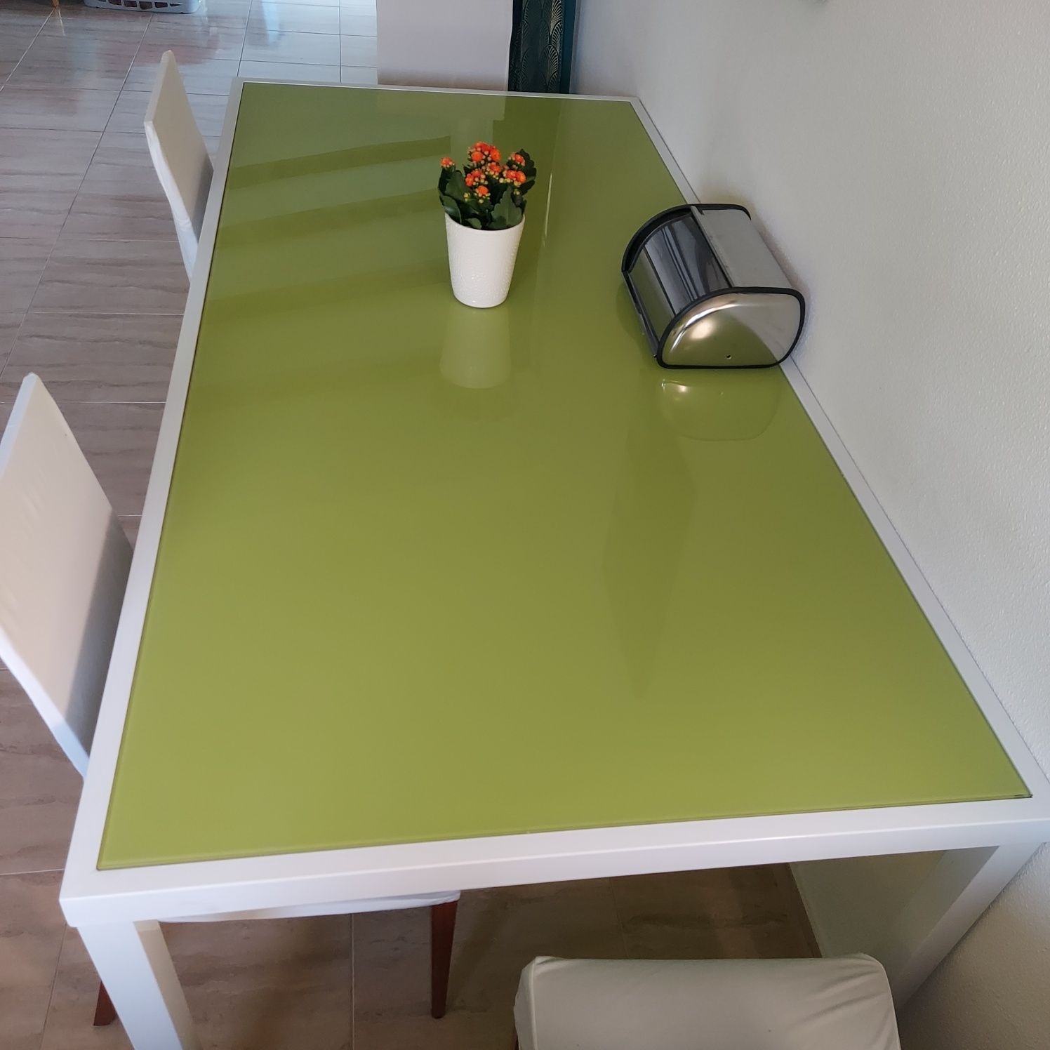 Mesa de jantar verde e branca