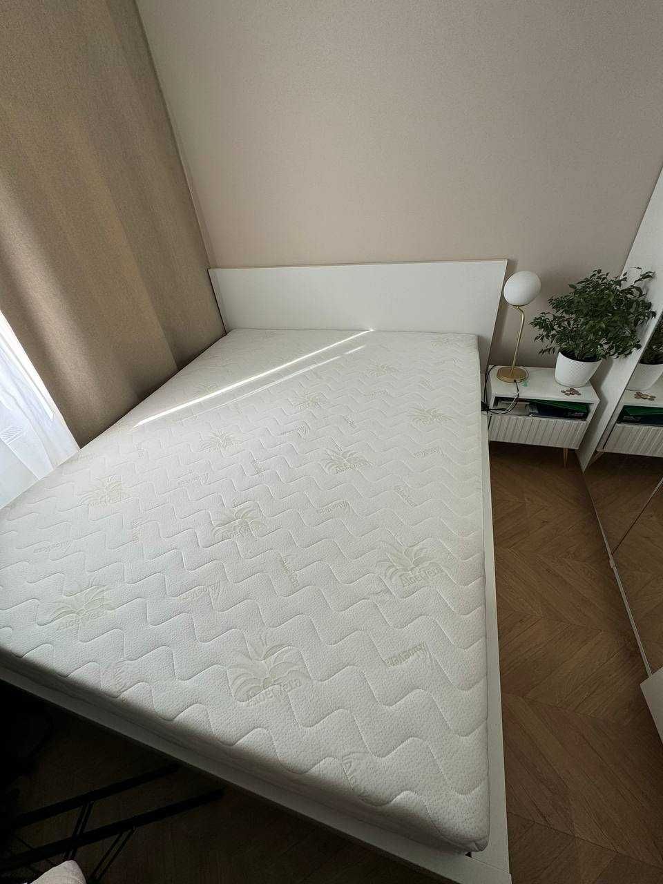Sprzedam materac 200/160/30. Wysoki i solidny w bardzo dobrym stanie