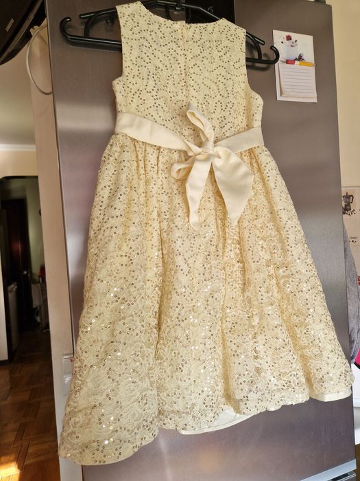 Плаття в паєтках з двома вшитими під'юбниками. 6-8 років