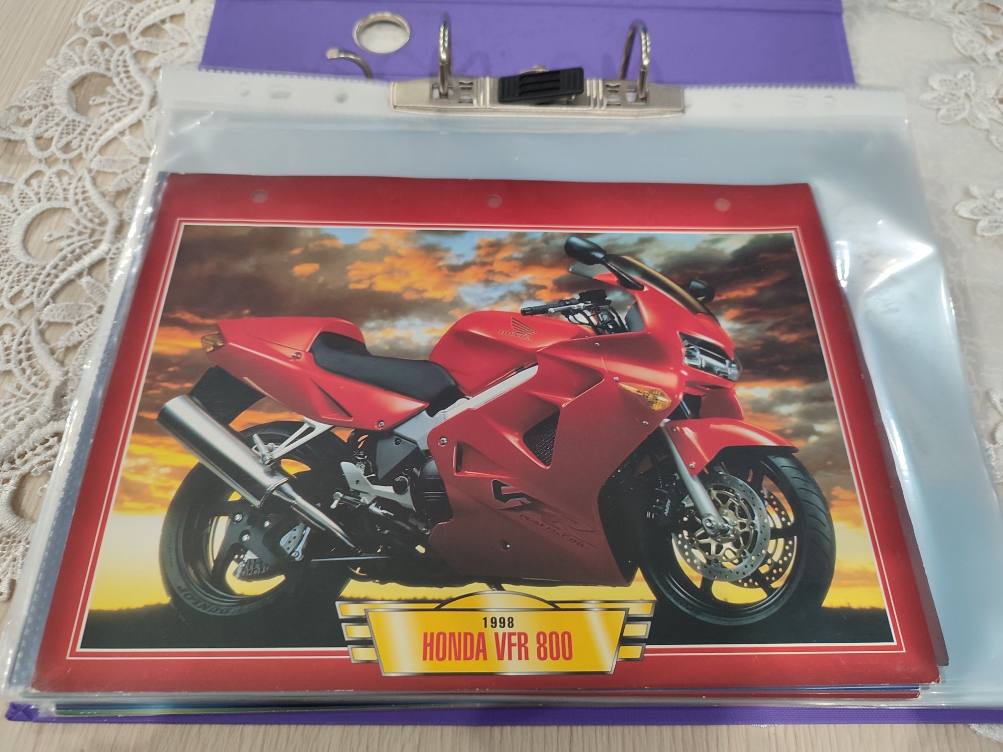 Karty kolekcjonerskie z motorami.