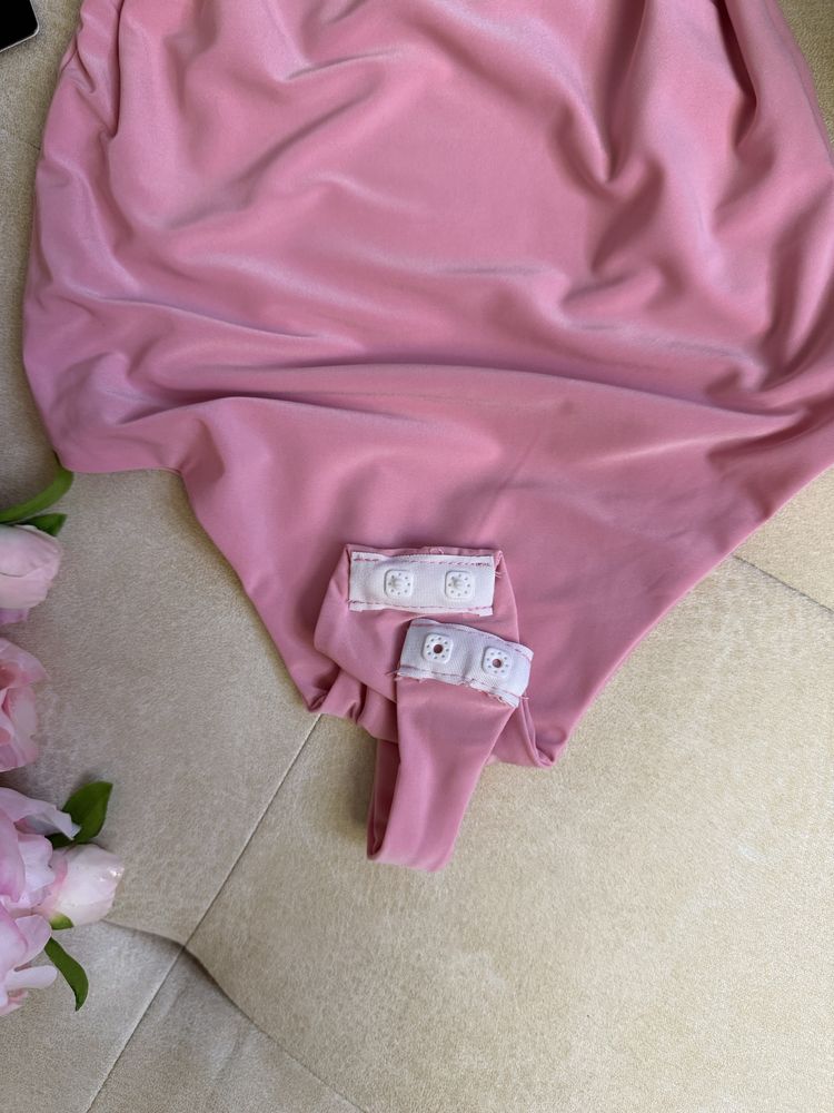Рожевий боді з вирізом спереду – Pretty Little Thing
