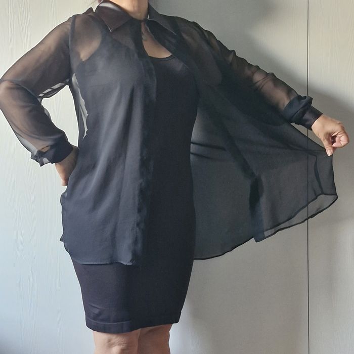 Szyfonową bluzka z atlasowym kołnierzem.