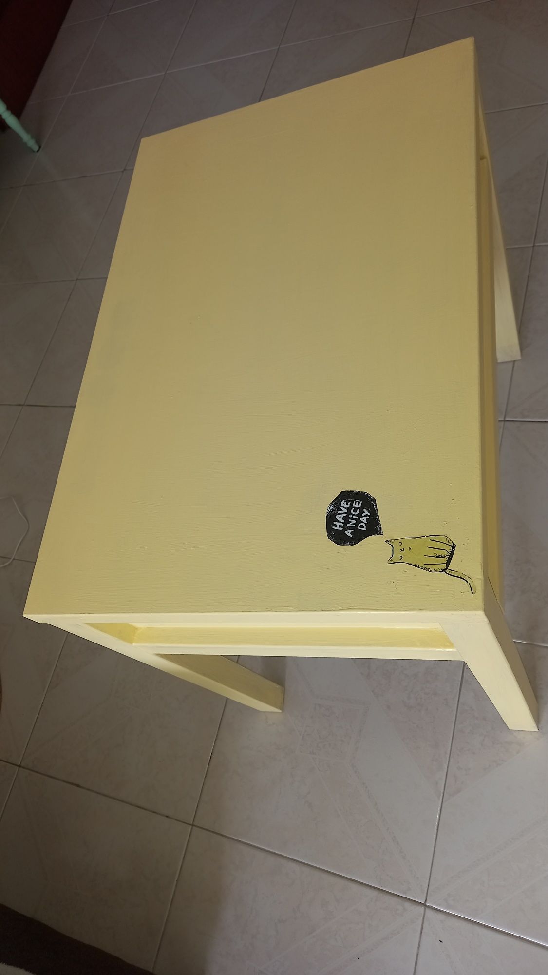 Mesa de apoio/cabeceira, pintada com tinta água (não tóxica).