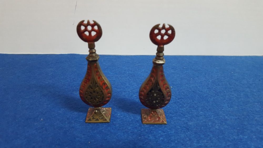 Antigo par de frascos de perfume em metal arabe.