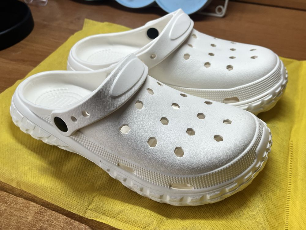 Kapcie biale typu crocs