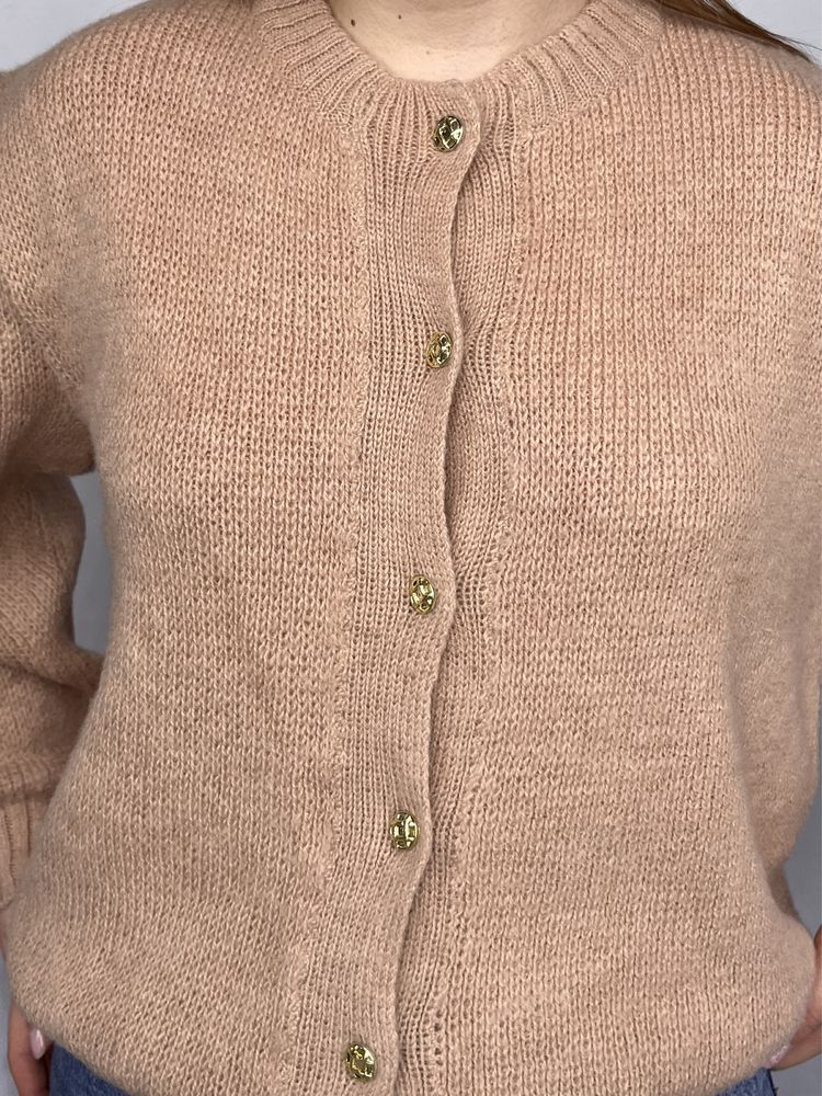 Pudrowy sweter ze złotymi guzikami bufiaste rękawy handmade XL