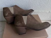 Botins camurça taupe com salto de madeira