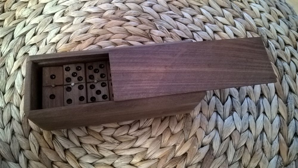 Domino w pudełku drewnianym (palisander) z ornamentami mosiężnymi