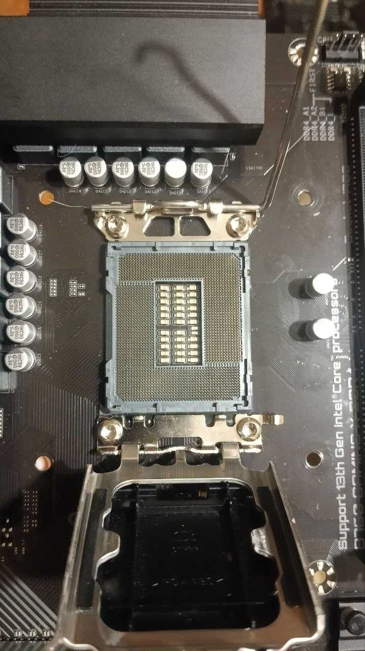 GIGABYTE B670 GAMING X ддр4, s1700