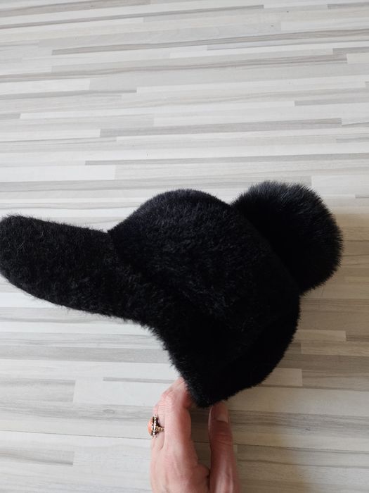 Czapka zimowa jesienna z daszkiem z futerkiem  z pomponem