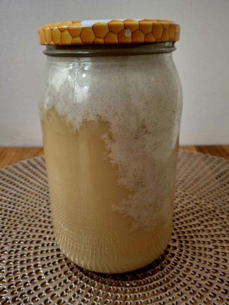 Miód z przydomowej pasieki