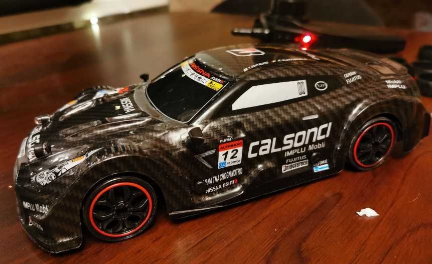 Carro telecomandado Racing Drift Nissan GTR Rápido 1:16 4WD LED NOVO