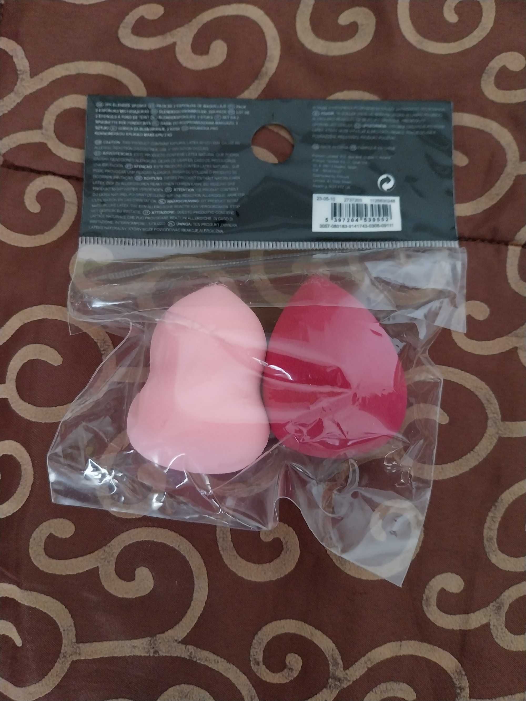 Duas esponjas de maquilhagem, Novas, seladas