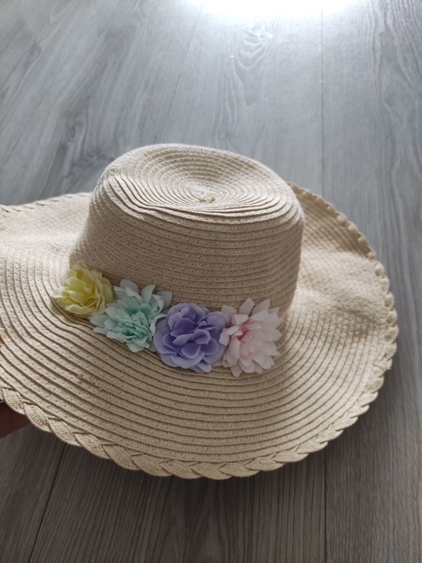 Dziewczęcy kapelusz h&m z kwiatkami 122/128