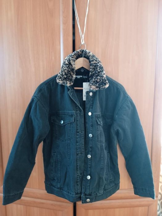 Куртка жіноча, джинсова чорна на підкладці.