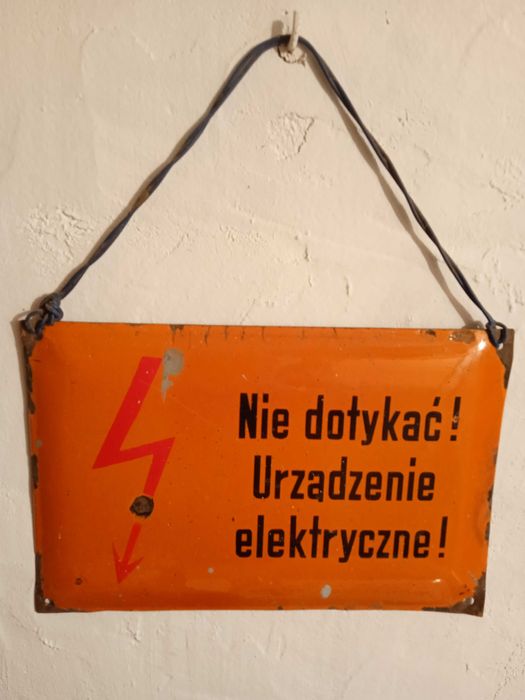 Stara tablica ostrzegawcza elektryczna z zawiesiem