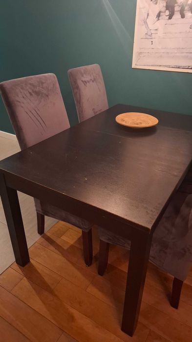 Stół rozkładanym z krzesłami