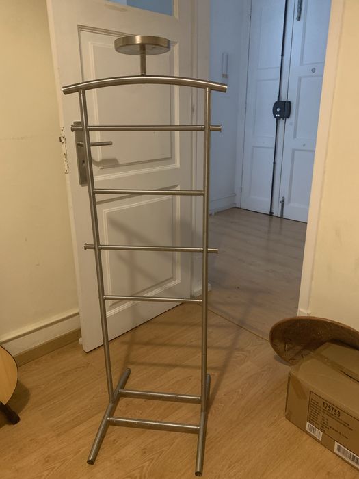 Cabide metálico/Guarda-fatos