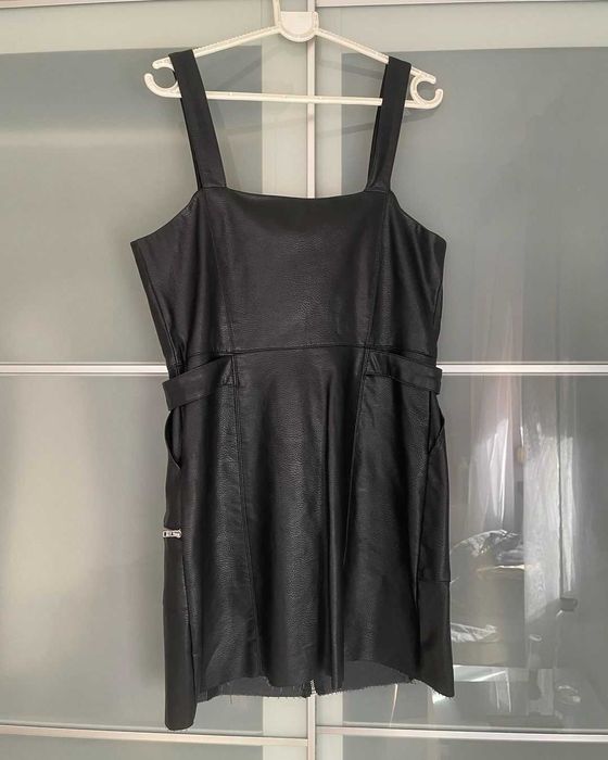 Vestido/Jardineira Saia em Imitação de Pele Preto Pull&Bear