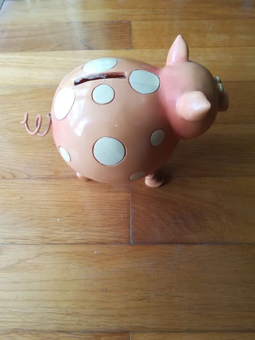 Porco mealheiro para guardar moedas e notas