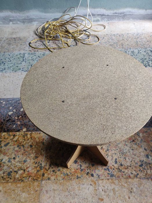 Mesa de madeira e tampo em cortiça