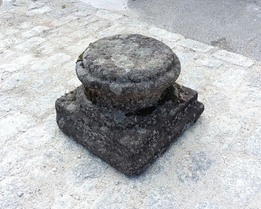 Antiga base em pedra de granito