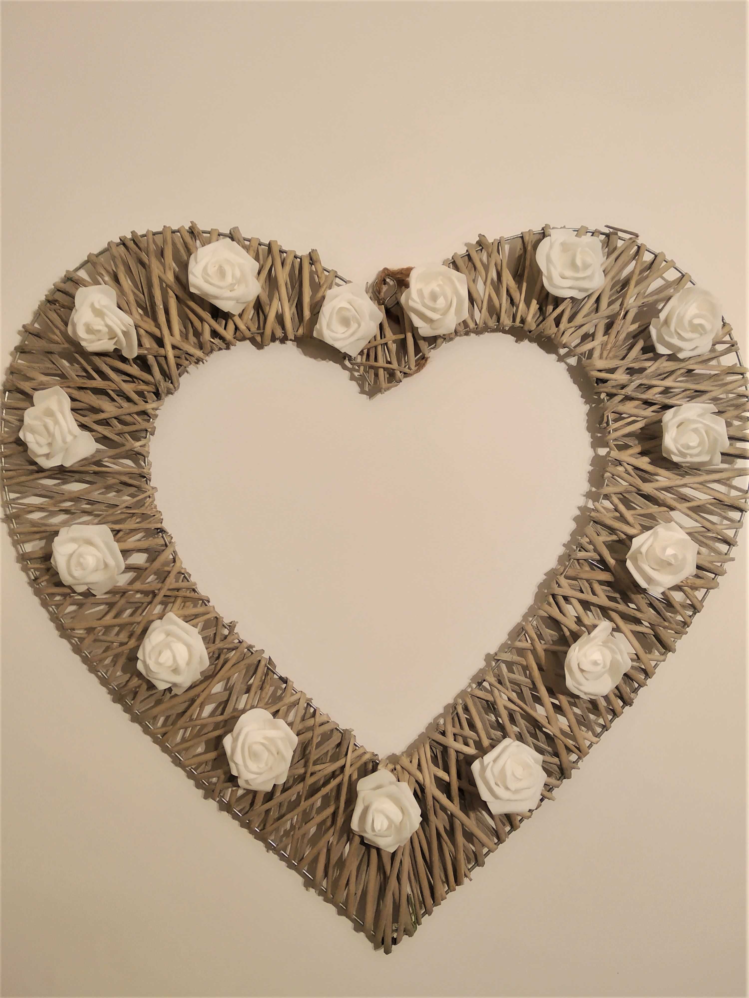 Dekoracja – rama serce z drewna z białymi różami