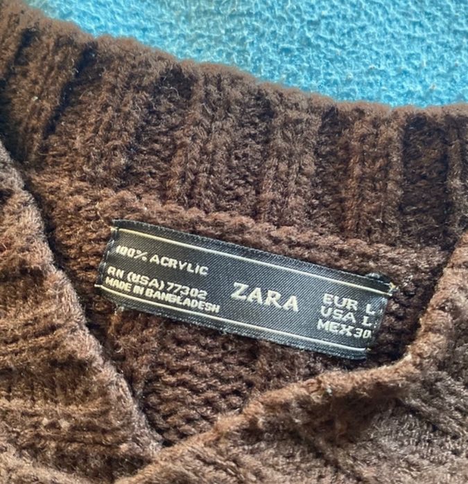 camisola em V de malha castanha escura da Zara.