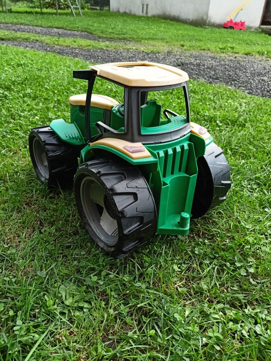 Ciągnik (traktor) z przyczepą Lena