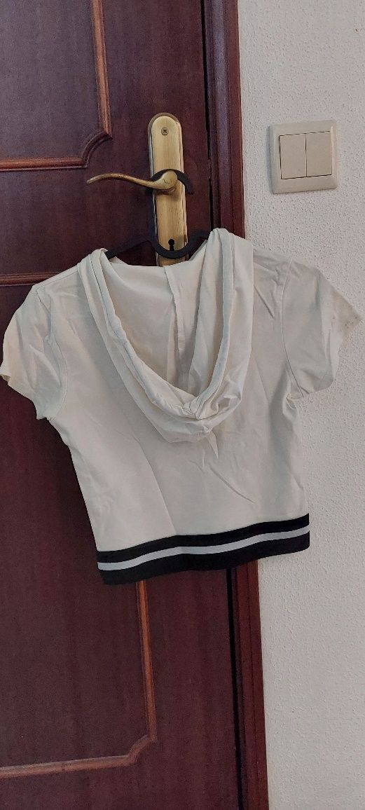 T-shirt com capuz