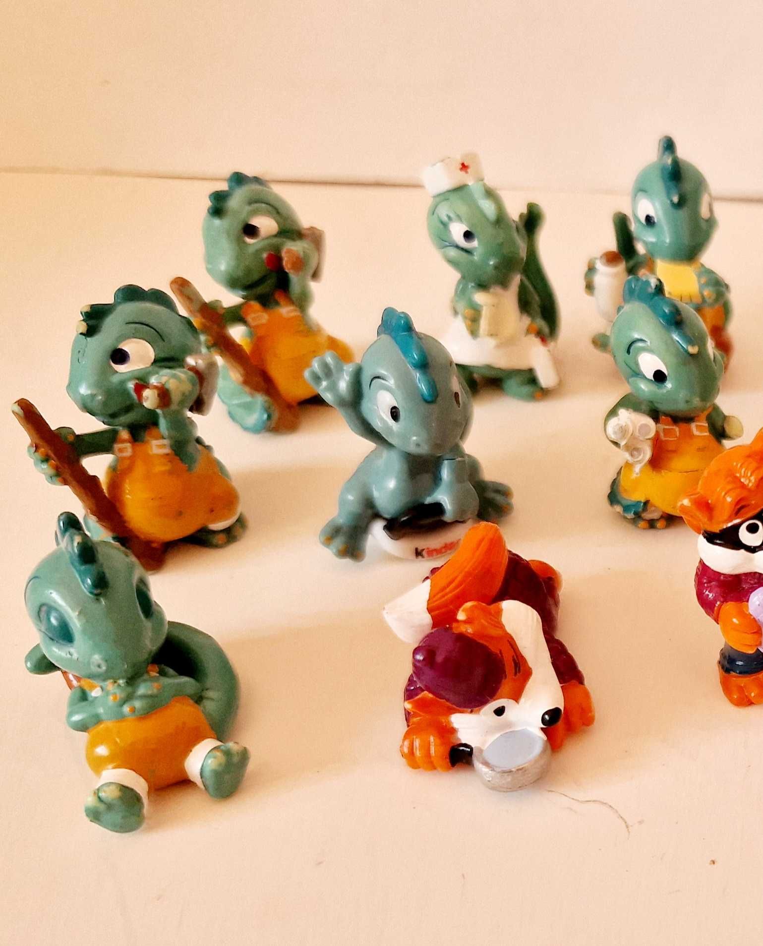 Фигурки игрушки Киндер киндеры динозавры вампиры лисы инопланетяне