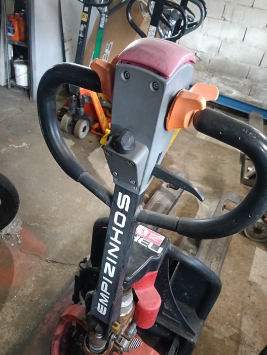 Porta paletes elétrico precisa de bateria