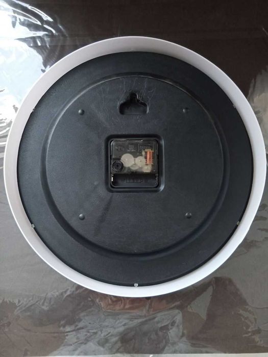 Часы кварцевые белые с оленем