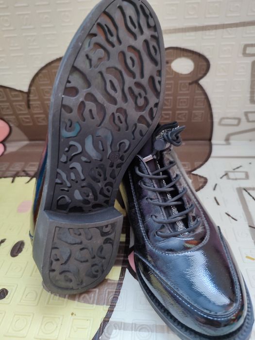 Шкіряні туфлі, чобітки, оксфорди, лофери