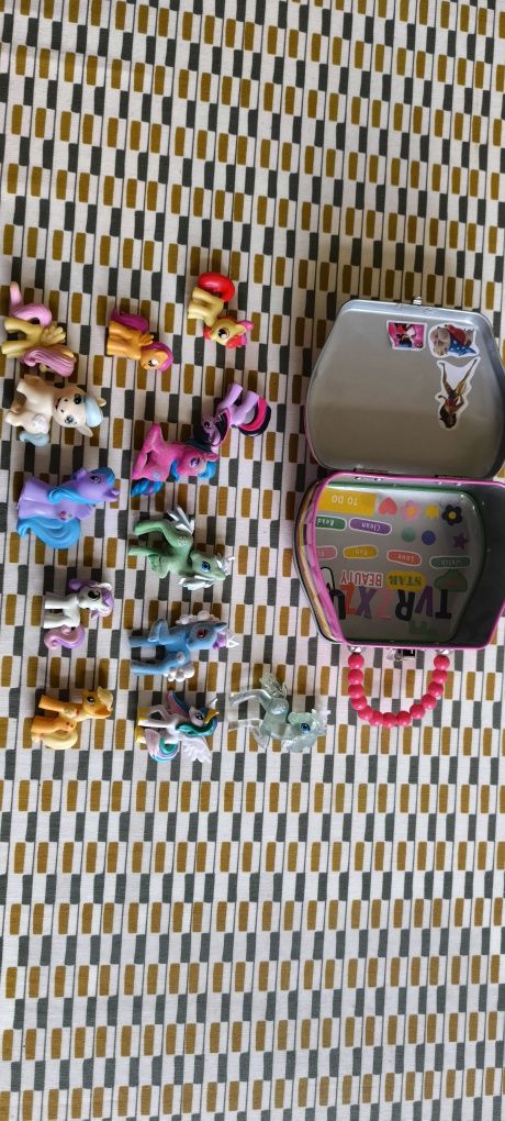 Vendo conjunto -  mala metalica com mini poneis e unicornios
