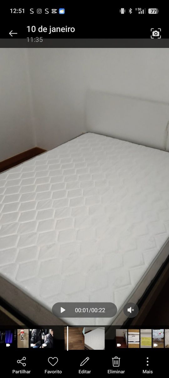Cama de casal com colchão e estrato